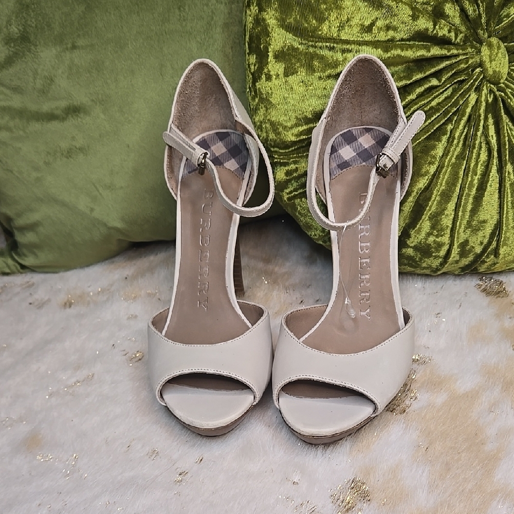 Burberry Women's Heels Size 38 1/2. Size 7.5 US. NEW!  Luxury. Designer. - Picture 3 of 14
